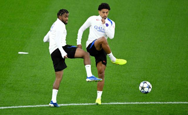 Paris Saint-Germain's French forward #29 Bradley Barcola and Paris Saint-Germain's Brazilian defender #05 Marquinhos (R) take part in a training session on the eve of the UEFA Champions League league phase football match between Bayer 04 Leverkusen and Paris Saint-Germain (PSG) at the BayArena stadium in Leverkusen, western Germany on October 20, 2025. (Photo by Ina FASSBENDER / AFP)