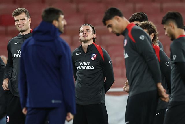 Atletico Madrid's English midfielder #04 Conor Gallagher (C) and Atletico Madrid's Norwegian forward #09 Alexander Sorloth (L) take part in a training session at the Emirates Stadium in London, on October 20, 2025, on the eve of their UEFA Champions League league phase football match against Arsenal. (Photo by HENRY NICHOLLS / AFP)