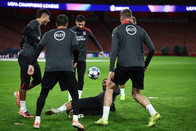 Atletico Madrid's French forward #07 Antoine Griezmann (floor) takes part in a training session at the Emirates Stadium in London, on October 20, 2025, on the eve of their UEFA Champions League league phase football match against Arsenal. (Photo by HENRY NICHOLLS / AFP)