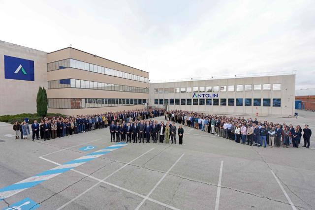 Spain's King Felipe VI (C) poses with Antolin directors and workers during a visit to Antolin's headquarters to commemorate the company's 75th anniversary, in Burgos, northern Spain, on October 20, 2025. Grupo Antolin is a Spanish multinational company that designs and manufactures components and modules for automotive interiors: roofs, doors, lighting, instrument panels, and electronic systems. (Photo by CESAR MANSO / AFP)