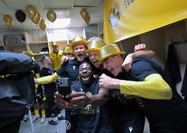 Mjallby AIF's players celebrate their victory and winning the league after the Swedish football championship (Allsvenskan) football match between Mjallby AIF and Gothenburg in Gothenburg, Sweden on October 20, 2025. (Photo by Bjorn LARSSON ROSVALL / various sources / AFP) / Sweden OUT
