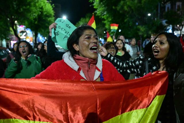 Supporters of Bolivia's former president and presidential candidate for the Freedom and Democracy (Libre) alliance, Jorge "Tuto" Quiroga, protest following the results of the run-off presidential election in La Paz on October 20, 2025. Bolivians on the eve elected pro-business center-right senator Paz as their new president, ending two decades of socialist rule that have left the South American nation deep in economic crisis. (Photo by MARTIN BERNETTI / AFP)