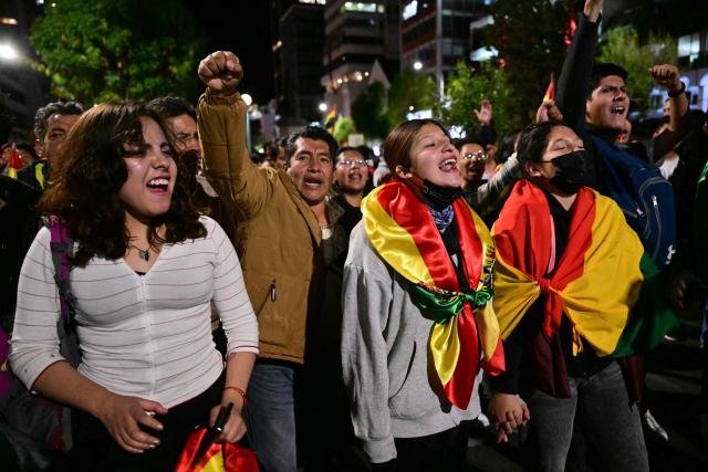 Supporters of Bolivia's former president and presidential candidate for the Freedom and Democracy (Libre) alliance, Jorge "Tuto" Quiroga, protest following the results of the run-off presidential election in La Paz on October 20, 2025. Bolivians on the eve elected pro-business center-right senator Paz as their new president, ending two decades of socialist rule that have left the South American nation deep in economic crisis. (Photo by MARTIN BERNETTI / AFP)