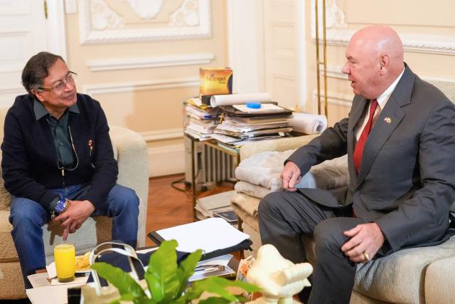 This handout picture released by the Colombian Presidency shows Colombia's President Gustavo Petro (L) speaking with US Embassy Charge d'Affaires John McNamara during a meeting at Narino presidential palace in Bogota on October 20, 2025. Colombia on Monday recalled its ambassador to the United States as a public feud between the nations' leaders heated up with President Donald Trump revoking aid and threatening punishing tariffs, or more. (Photo by Handout / Colombian Presidency / AFP)