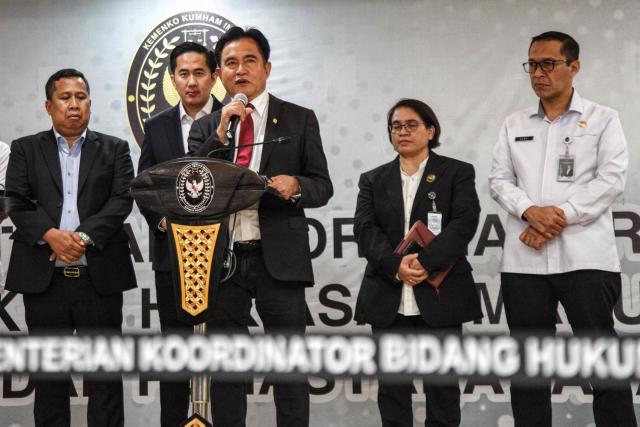 Indonesia's senior law and human rights minister Yusril Ihza Mahendra (C) delivers a press statement after signing a practical arrangement with the British Ambassador to Indonesia and Timor Leste (not in picture) for the transfer of prisoners, at the ministry's office in Jakarta, on October 21, 2025. Indonesia will repatriate Lindsay Sandiford, a 68-year-old British woman sentenced to death in 2013 for smuggling cocaine to Bali, and Shahab Shahabadi, 35, imprisoned in the same case, under the bilateral repatriation agreement. (Photo by Aditya IRAWAN / AFP)