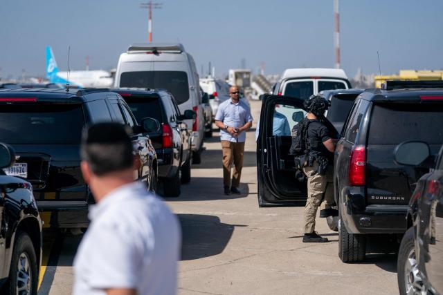 A member of the US Secret Service Counter Assault Team stages near the US vice president's motorcade following his arrival at Ben Gurion Airport in Tel Aviv on October 21, 2025. The US vice president is expected to meet top US Middle East envoys and military experts monitoring the fragile US-brokered ceasefire in Gaza. According to Israeli media reports, he will also meet Israeli leaders, including the Israeli prime minister on October 22 in Jerusalem. (Photo by Nathan HOWARD / POOL / AFP)