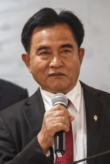 Indonesia's senior law and human rights minister Yusril Ihza Mahendra delivers a press statement after signing a practical arrangement with the British Ambassador to Indonesia and Timor Leste (not in picture)  for the transfer of prisoners, at the ministry's office in Jakarta, on October 21, 2025. Indonesia will repatriate Lindsay Sandiford, a 68-year-old British woman sentenced to death in 2013 for smuggling cocaine to Bali, and Shahab Shahabadi, 35, imprisoned in the same case, under the bilateral repatriation agreement. (Photo by Aditya IRAWAN / AFP)