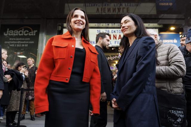 French actress Juliette Binoche (L) arrives for the premiere of the film 'In-I in Motion' at the Gartenbaukino cinema in Vienna on October 21, 2025, as part of the 63rd edition of the Viennale, the Vienna International Film Festival, which runs until October 28. 'In-I In Motion' is Binoche's directorial debut. (Photo by TOBIAS STEINMAURER / APA / AFP) / Austria OUT