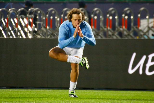 Pafos FC's Brazilian defender David Luiz warms up prior to the UEFA Champions League football match between Kairat Almaty and Pafos at the Almaty Ortalyk stadion in Almaty on October 21, 2025. (Photo by Ruslan PRYANIKOV / AFP)