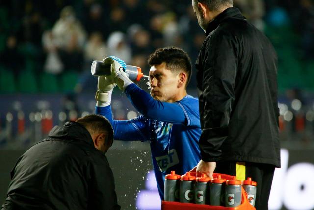 Kairat Almaty's Kazakh goalkeeper #77 Temirlan Anarbekov waters his face during the UEFA Champions League football match between Kairat Almaty and Pafos at the Almaty Ortalyk stadion in Almaty on October 21, 2025. (Photo by Ruslan PRYANIKOV / AFP)