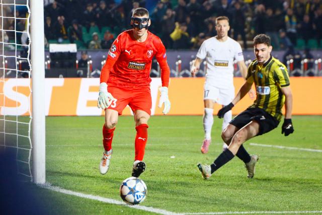 Pafos FC's Cyprus goalkeeper Neophytos Michael and Kairat Almaty's Portuguese forward 07 Jorginho eye the ball during the UEFA Champions League football match between Kairat Almaty and Pafos at the Almaty Ortalyk stadion in Almaty on October 21, 2025. (Photo by Ruslan PRYANIKOV / AFP)