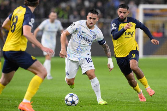 Inter Milan's Argentine forward #10 Lautaro Martinez (C) and Union St-Gilloise's Algerian midfielder #08 Adem Zorgane (R) fight for the ball during the UEFA Champions League first round day 3 football match between Union Saint-Gilloise (BEL) and Inter Milan (ITA) at the RSC Anderlecht Stadium in Brussels on October 21, 2025. (Photo by JOHN THYS / AFP)