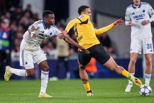 FC Copenhagen's German forward #09 Youssoufa Moukoko (L) and Dortmund's German midfielder #08 Felix Nmecha vie for the ball during the UEFA Champions League football match between FC Copenhagen and BVB Borussia Dortmund in Copenhagen on October 21, 2025. (Photo by Liselotte Sabroe / Ritzau Scanpix / AFP) / Denmark OUT