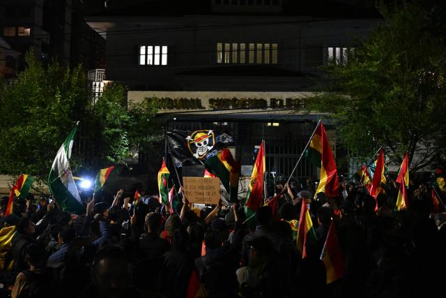 Supporters of Bolivia's former president and presidential candidate for the Freedom and Democracy (Libre) alliance, Jorge "Tuto" Quiroga, protest outside the Supreme Electoral Tribunal (TSE) to demand a vote audit following the presidential election, in La Paz on October 21, 2025. Rodrigo Paz, a 58-year-old economist, won the second round of voting on October 19 with 54.5 percent of the votes against former right-wing president Jorge Quiroga. (Photo by AIZAR RALDES / AFP)