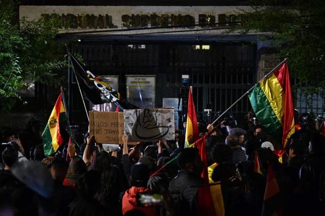 Supporters of Bolivia's former president and presidential candidate for the Freedom and Democracy (Libre) alliance, Jorge "Tuto" Quiroga, protest outside the Supreme Electoral Tribunal (TSE) to demand a vote audit following the presidential election, in La Paz on October 21, 2025. Rodrigo Paz, a 58-year-old economist, won the second round of voting on October 19 with 54.5 percent of the votes against former right-wing president Jorge Quiroga. (Photo by AIZAR RALDES / AFP)