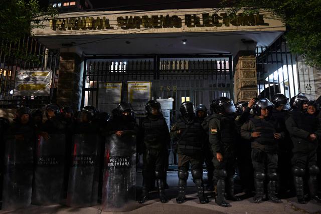 Riot police stand guard outside the Supreme Electoral Tribunal (TSE) during a protest by supporters of Bolivia's former president and presidential candidate for the Freedom and Democracy (Libre) alliance, Jorge "Tuto" Quiroga, demanding a vote audit by the electoral authority following the presidential election, in La Paz on October 21, 2025. Rodrigo Paz, a 58-year-old economist, won the second round of voting on October 19 with 54.5 percent of the votes against former right-wing president Jorge Quiroga. (Photo by AIZAR RALDES / AFP)