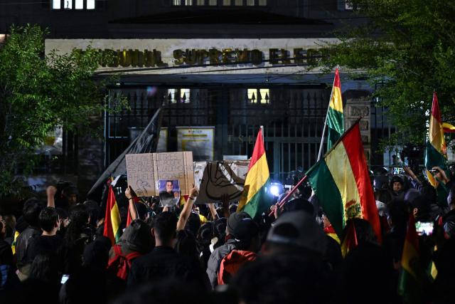 Supporters of Bolivia's former president and presidential candidate for the Freedom and Democracy (Libre) alliance, Jorge "Tuto" Quiroga, protest outside the Supreme Electoral Tribunal (TSE) to demand a vote audit following the presidential election, in La Paz on October 21, 2025. Rodrigo Paz, a 58-year-old economist, won the second round of voting on October 19 with 54.5 percent of the votes against former right-wing president Jorge Quiroga. (Photo by AIZAR RALDES / AFP)