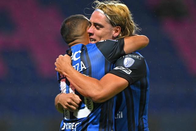 Independiente del Valle's midfielder #10 Junior Sornoza (L) celebrates with teammate Argentine forward #77 Claudio Spinelli after scoring his team's first goal from the penalty spot during the Copa Sudamericana semifinal first leg football match between Ecuador's Independiente del Valle and Brazil's Atletico Mineiro at the Banco Guayaquil stadium in Quito on October 21, 2025. (Photo by Rodrigo BUENDIA / AFP)