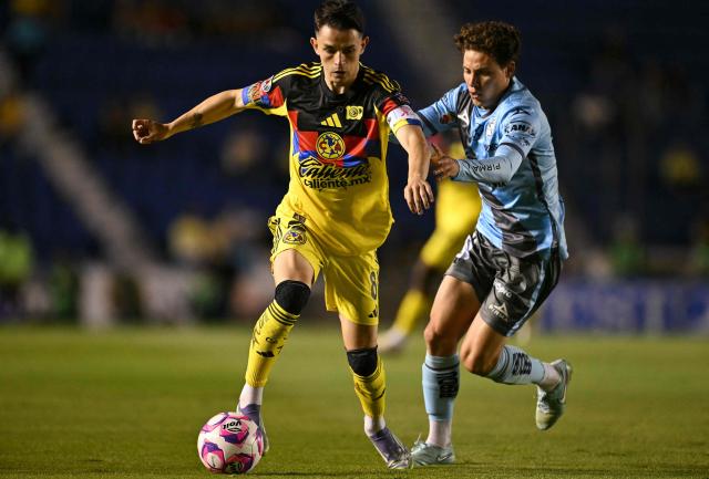 America's Spanish midfielder #08 Alvaro Fidalgo and Puebla's midfielder #24 Alejandro Organista fight for the ball during the Liga MX Apertura football match between America and Puebla at the Banorte Stadium in Mexico City on October 21, 2025. (Photo by Yuri CORTEZ / AFP)