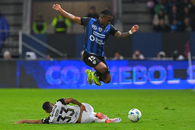 Atletico Mineiro's forward #33 Rony and Independiente del Valle's defender #15 Gustavo Cortez fight for the ball during the Copa Sudamericana semifinal first leg football match between Ecuador's Independiente del Valle and Brazil's Atletico Mineiro at the Banco Guayaquil stadium in Quito on October 21, 2025. (Photo by Rodrigo BUENDIA / AFP)