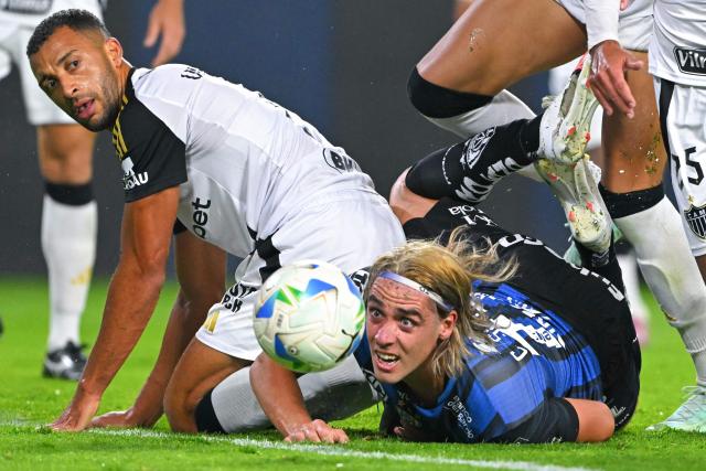 Independiente del Valle's Argentine forward #77 Claudio Spinelli (R) eyes the ball on the ground during the Copa Sudamericana semifinal first leg football match between Ecuador's Independiente del Valle and Brazil's Atletico Mineiro at the Banco Guayaquil stadium in Quito on October 21, 2025. (Photo by Rodrigo BUENDIA / AFP)