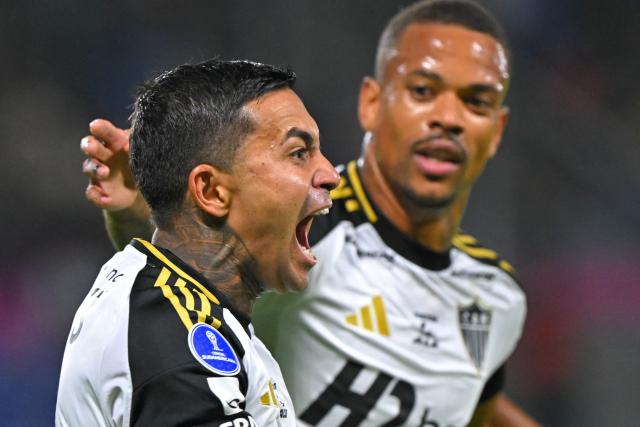 Atletico Mineiro's midfielder #92 Dudu (L) celebrates scoring his team's first goal during the Copa Sudamericana semifinal first leg football match between Ecuador's Independiente del Valle and Brazil's Atletico Mineiro at the Banco Guayaquil stadium in Quito on October 21, 2025. (Photo by Rodrigo BUENDIA / AFP)