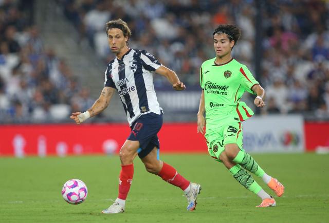 Monterrey's Spanish midfielder #10 Sergio Canales and Juarez's defender #14 Diego Ochoa fight for the ball during the Liga MX Apertura football match between Monterrey and Juarez at the BBVA Stadium in Monterrey, Mexico, on October 21, 2025. (Photo by Julio Cesar AGUILAR / AFP)