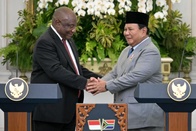 South Africa’s President Cyril Ramaphosa (L) shakes hands with Indonesia’s President Prabowo Subianto during a press conference after their bilateral meeting at the presidential palace in Jakarta on October 22, 2025. (Photo by Bay ISMOYO / AFP)