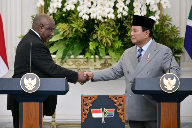 South Africa’s President Cyril Ramaphosa (L) shakes hands with Indonesia’s President Prabowo Subianto during a press conference after their bilateral meeting at the presidential palace in Jakarta on October 22, 2025. (Photo by Bay ISMOYO / AFP)