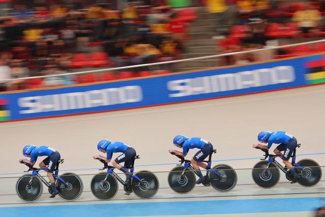 Italy's Martina Alzini, Italy's Chiara Consonni, Italy's Martina Fidanza and Italy's Vittoria Guazzini compete during the women's team pursuit classification at the 2025 UCI Track World Championships, in the Peñalolen Velodrome in Santiago, on October 22, 2025. (Photo by Javier TORRES / AFP)