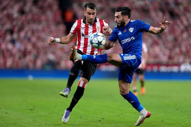Athletic Bilbao's Spanish forward #07 Alex Berenguer fights for the ball with Qarabagh's Azerbaijan defender #44 Elvin Dzhafarquliyev during the UEFA Champions League league phase day 3 football match between Athletic Club Bilbao and Qarabagh at San Mames Stadium in Bilbao on October 22, 2025. (Photo by Cesar MANSO / AFP)