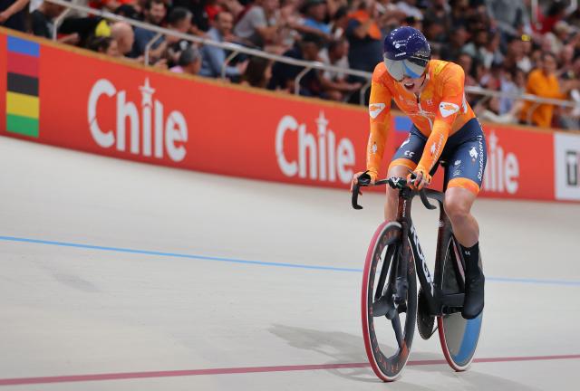 Netherlands' #34 Lorena Wiebes celebrates after winning the women's scratch 10km final during the 2025 UCI Track World Championships at the Peñalolen Velodrome, in Santiago, on October 22, 2025. (Photo by Javier TORRES / AFP)