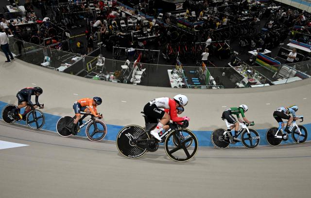 Riders compete in the women's scratch 10km final during the 2025 UCI Track World Championships at the Peñalolen Velodrome, in Santiago, on October 22, 2025. (Photo by RODRIGO ARANGUA / AFP)