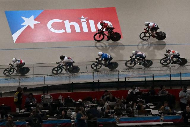 Riders compete in the women's scratch 10km final during the 2025 UCI Track World Championships at the Peñalolen Velodrome, in Santiago, on October 22, 2025. (Photo by RODRIGO ARANGUA / AFP)