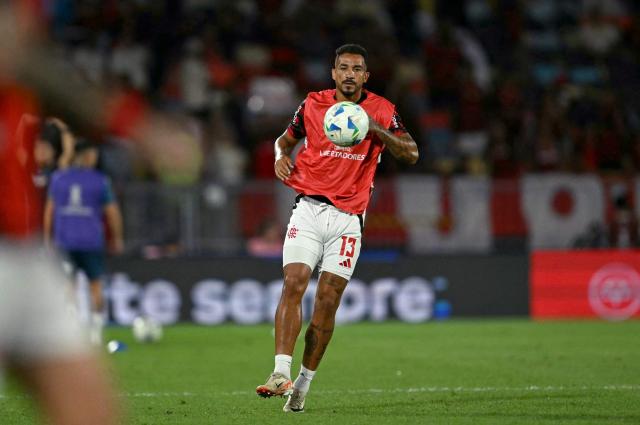 Flamengo's defender #13 Danilo warms up ahead of the Copa Libertadores semifinal first leg football match between Brazil's Flamengo and Argentina's Racing at the Maracana stadium in Rio de Janeiro, Brazil on October 22, 2025. (Photo by Mauro PIMENTEL / AFP)