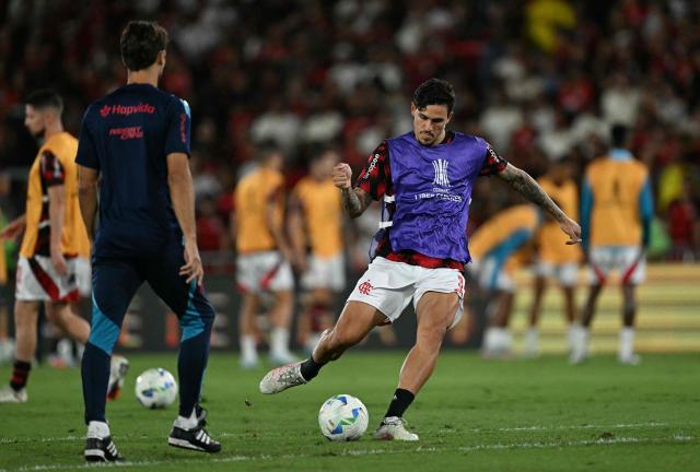 Flamengo's forward #09 Pedro warms up ahead of the Copa Libertadores semifinal first leg football match between Brazil's Flamengo and Argentina's Racing at the Maracana stadium in Rio de Janeiro, Brazil on October 22, 2025. (Photo by Mauro PIMENTEL / AFP)