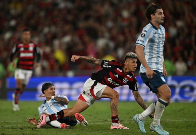 Flamengo's Colombian midfielder #15 Jorge Carrascal (C) eyes his team’s first goal   during the Copa Libertadores semifinal first leg football match between Brazil's Flamengo and Argentina's Racing at the Maracana stadium in Rio de Janeiro, Brazil on October 22, 2025. (Photo by Mauro PIMENTEL / AFP)