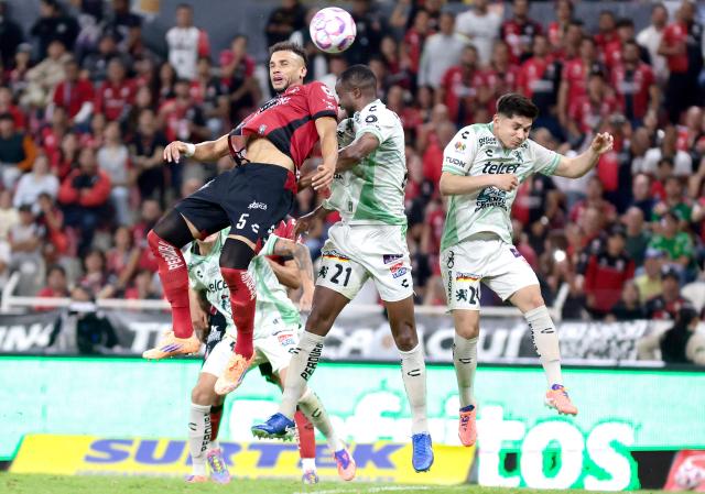Atlas' Brazilian defender #05 Doria clears the ball next to Leon's Colombian defender #21 Jaine Barreiro during the Liga MX Apertura football match between Atlas and Leon at Jalisco Stadium in Guadalajara, Mexico, on October 22, 2025. (Photo by Ulises Ruiz / AFP)