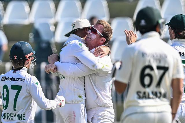 South Africa's Simon Harmer (C) celebrates with teammates after taking the wicket of Pakistan's Mohammad Rizwan during the fourth day of the second Test cricket match between Pakistan and South Africa at the Rawalpindi Cricket Stadium in Rawalpindi on October 23, 2025. (Photo by Aamir QURESHI / AFP)
