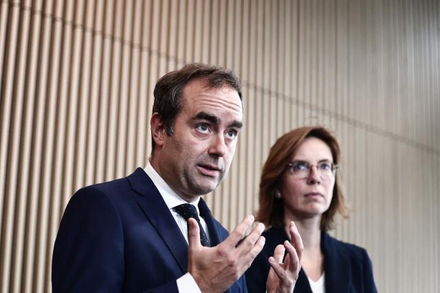 France's Prime Minister Sebastien Lecornu (L) flanked by France's Public Accounts Minister Amelie de Montchalin (R), speaks to the press during a visit at the National Tax Investigation Directorate (DNEF) and the National and International Audit Directorate (DVNI), in Romainville, in the outskirts of Paris, on October 23, 2025. (Photo by Thibaud MORITZ / POOL / AFP)
