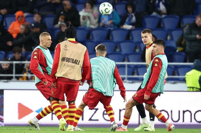 Jagellonia’s players warm up prior to the UEFA Conference League, League Phase day 2 football match between RC Strasbourg Alsace and Jagiellonia Bia?ystok at the Meinau Stadium in Strasbourg, eastern France, on October 23, 2025. (Photo by Frederick FLORIN / AFP)