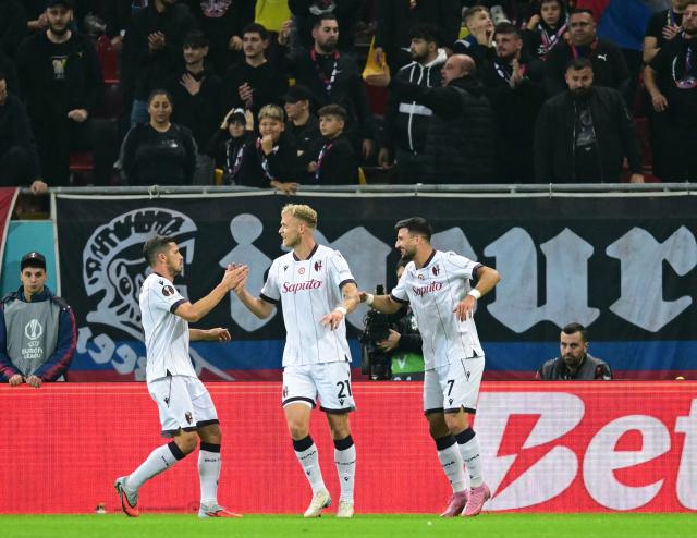 Bologna's Danish forward #21 Jens Odgaard (C) celebrates after scoring the 0-1 during the UEFA Europa League first round - day 3 football match between FCSB and Bologna FC 1909 in Bucharest, southern Romania on October 23, 2025. (Photo by Daniel MIHAILESCU / AFP)