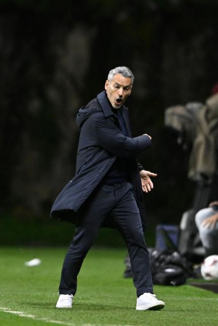Sporting Braga's Spanish coach Carlos Vicens gestures on the touchline during the UEFA Europa League 1st round day 3 football match between Sporting Braga and Crvena Zvezda Beograd at the Municipal stadium of Braga on October 23, 2025. (Photo by Miguel Lemos / AFP)