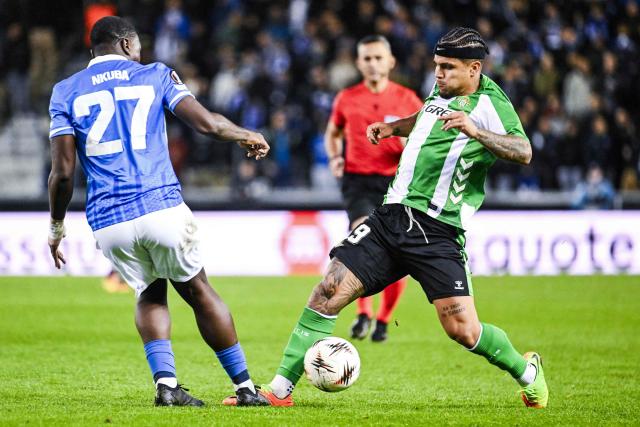 KRC Genk's Belgian defender #27 Ken Nkuba (L) and Real Betis' Colombian forward #19 Cucho Hernandez (R) fight for the ball during the UEFA Europa League first round day 3 football match between KRC Genk and Real Betis Balompie, in Genk on October 23, 2025. (Photo by Tom Goyvaerts / Belga / AFP) / Belgium OUT