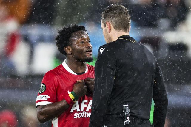 AZ Alkmaar's Ghanaian striker #11 Ibrahim Sadiq (L) argues with German referee Tobias Stiele after receiving a yellow card during the UEFA Conference League, first round day 2 football match between AZ Alkmaar and SK Slovan Bratislava at the AFAS Stadium in Alkmaar, on October 23, 2025. (Photo by Bart Stoutjesdijk / ANP / AFP) / Netherlands OUT