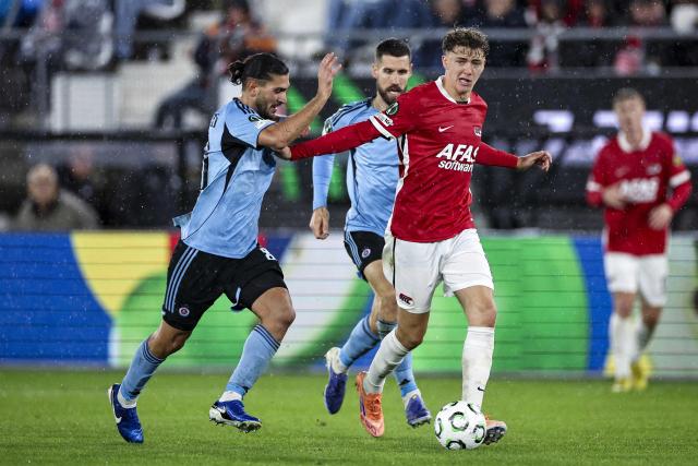 Slovan Bratislava's Greek midfielder #88 Kyriakos Savvidis (L) fights for the ball with AZ Alkmaar's Dutch midfielder #10 Sven Mijnans during the UEFA Conference League, first round day 2 football match between AZ Alkmaar and SK Slovan Bratislava at the AFAS Stadium in Alkmaar, on October 23, 2025. (Photo by Bart Stoutjesdijk / ANP / AFP) / Netherlands OUT