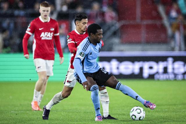 Slovan Bratislava's Angolan defender #57 Sandro Cruz (R) fights for the ball with AZ Alkmaar's Brazilian forward #07 Weslley Patati during the UEFA Conference League, first round day 2 football match between AZ Alkmaar and SK Slovan Bratislava at the AFAS Stadium in Alkmaar, on October 23, 2025. (Photo by Bart Stoutjesdijk / ANP / AFP) / Netherlands OUT