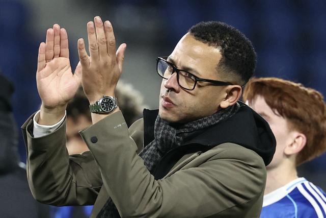 Strasbourg's British head coach Liam Rosenior applauds after the UEFA Conference League, League Phase day 2 football match between RC Strasbourg Alsace and Jagiellonia Bia?ystok at the Meinau Stadium in Strasbourg, eastern France, on October 23, 2025. (Photo by Frederick FLORIN / AFP)