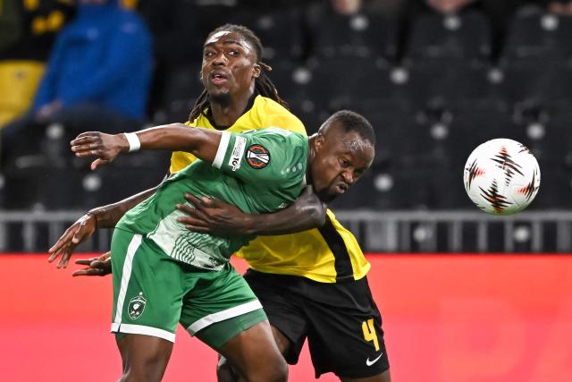 Young Boys' French defender #4 Tanguy Zoukrou (L) fights for the ball with Ludogorets Razgrad's Ghanaian forward #37 Bernard Tekpetey during the UEFA Europa League first round day 3 football match between Young Boys and Ludogorets Razgra at Stadion Wankdorf in Bern on October 23, 2025. (Photo by Fabrice COFFRINI / AFP)