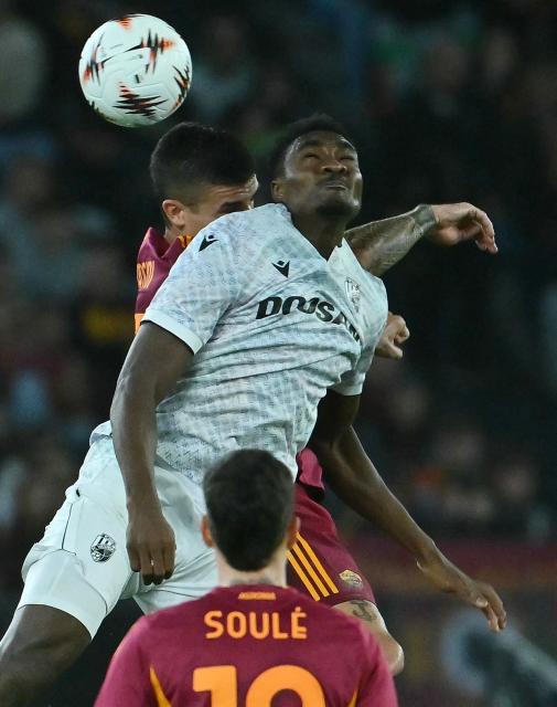 Viktoria Plzen's Nigerian forward #17 Rafiu Durosinmi fights for the ball with Roma's Italian defender #23 Gianluca Mancini during the UEFA Europa League first round day 3 football match between AS Roma and FC Viktoria Plzen, at the Olympic stadium in Rome, on October 23, 2025. (Photo by Filippo MONTEFORTE / AFP)